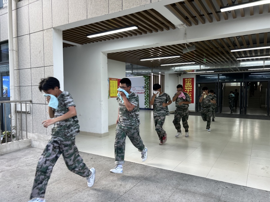 消防演練，學生從宿舍撤離.jpg